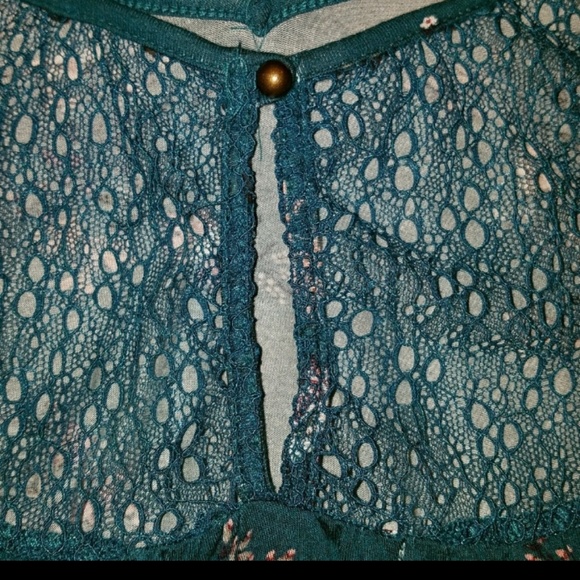 L cold shoulder flowy shirt - Picture 2 of 7